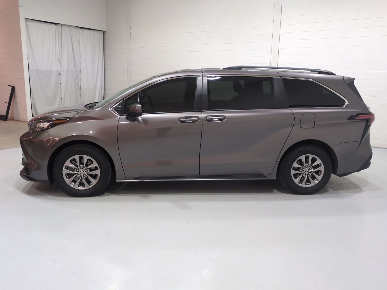 2022 Toyota Sienna LE 8 Passenger