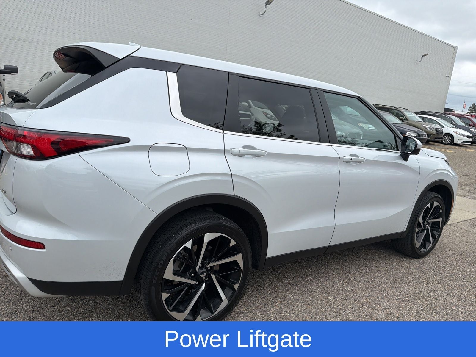 2023 Mitsubishi Outlander SE