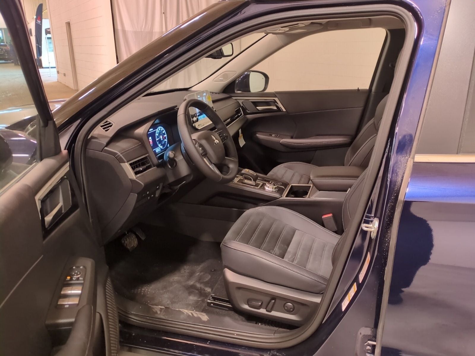 2025 Mitsubishi Outlander Plug-in Hybrid SE - Photo 17