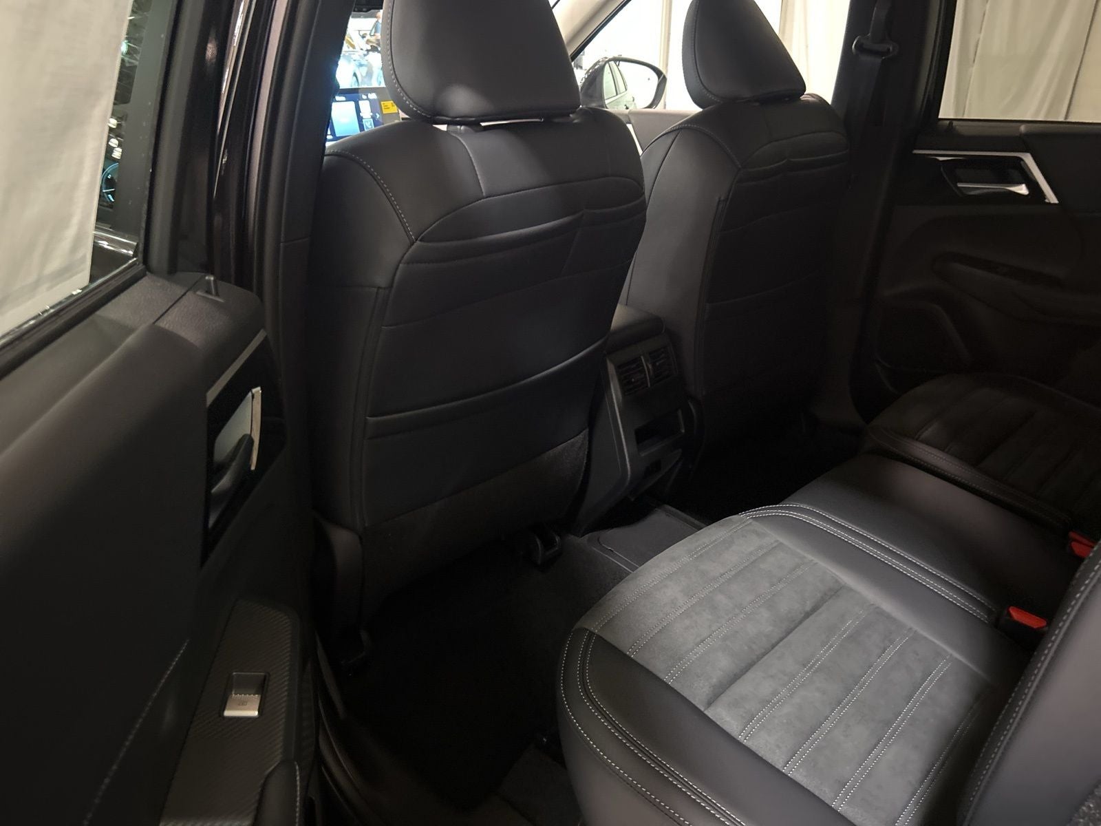 2025 Mitsubishi Outlander PHEV SE